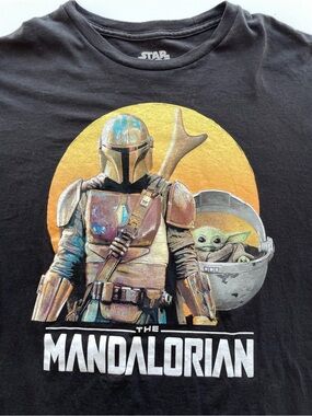 Star Wars Black Short-Sleeve Tee with Mandalorian & Grogu Graphic